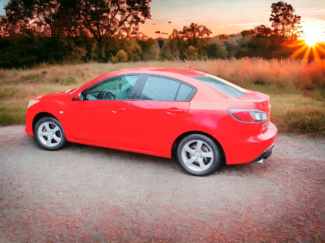 2010 Mazda 3 Red Manual 5 Speed   Low Km dans Autos et camions  à Laval/Rive Nord - Image 4