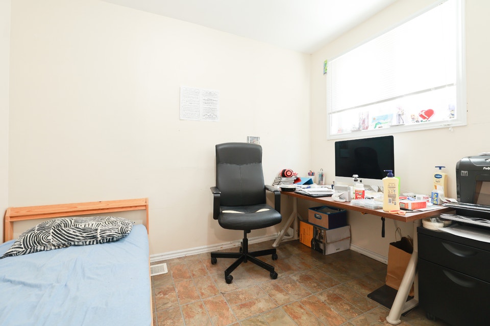 Dec - Large 1bd+Den + HugeStorage, All Utilities Incl! Brittania 5