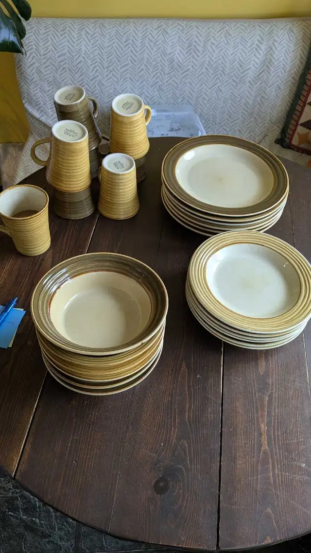 Full Dining Set of Dishes