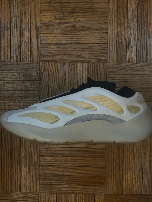 700 Yeezy  in Men's Shoes in City of Toronto - Image 4