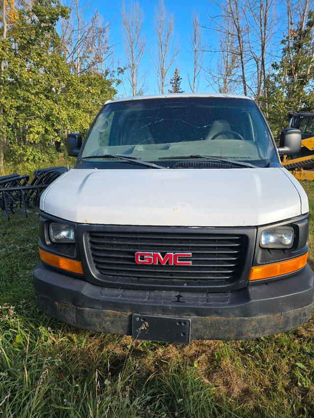 2004 GMC SAVANA 3500 6.0L in Cars & Trucks in Calgary