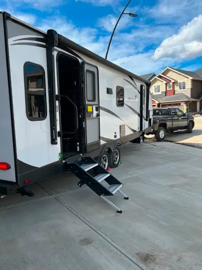 This well designed trailer sleeps 4 and has been meticulously maintained. The master bedroom has a f...
