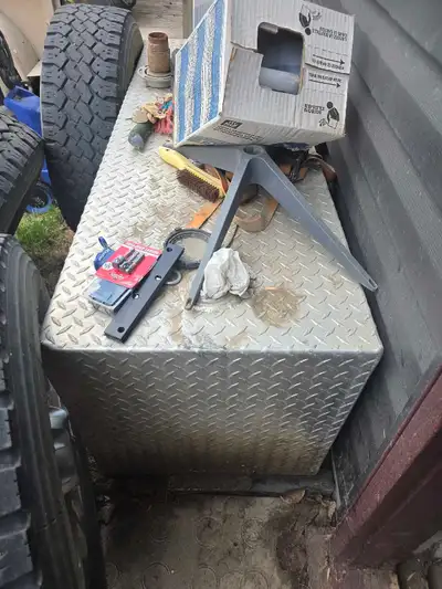 Aluminum 380 litre tank red steel 135 gallon tank both have minor leaks comes with 20gpm filrite pum...