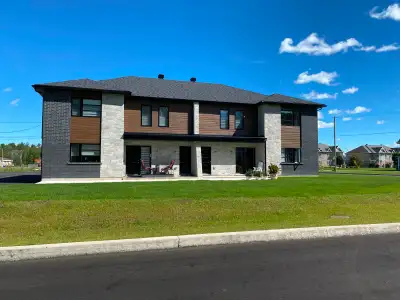 Dans un quadruplex de construction récente, condo luxueux de 2 chambres avec garage individuel, Tous...