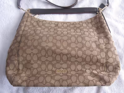 Pendant des annees j'ai collectionne mes sacs a vendre Prix de $100-$150/chq Pour les acheteurs seri...
