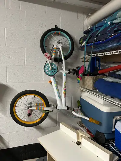 This small bike is perfect for little children who want to start learning to ride bikes without trai...