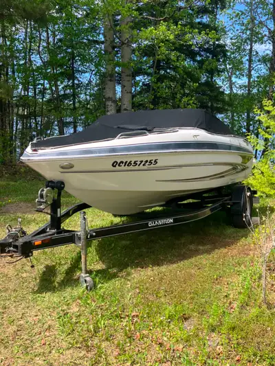 Bateau Glastron GT 185 2009, seulement 200 heures d'utilisation, n'a navigué qu'en eau douce. Excell...