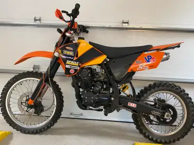 Motocross 200cc moteur Loncin (Honda 196) 2007 pneus neuf Dunlop RPM lumière au led. avant tune up h...