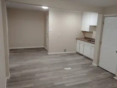 Cozy bachelor apartment near hospital and Tim Hortons/Wendys. Cute small shared porch. Fridge and st...