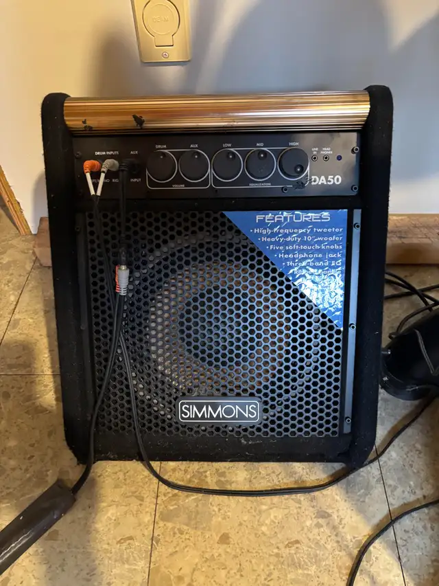 Roland Electronic Drum Set includes Amplifier and Throne $1650 in Drums & Percussion in St. Catharines - Image 4