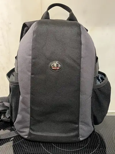 Sac à dos Tamrac en excellent condition. Pas trop grande. Parfait pour amener ton appareil photo, qu...