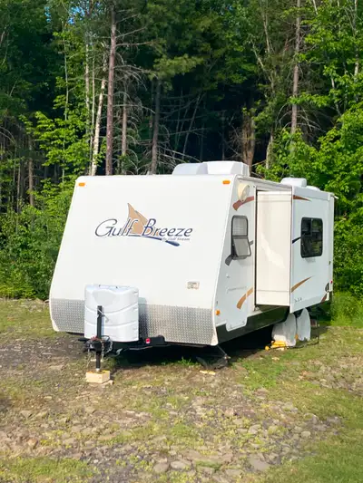2009 Gulf Stream Gulf Breeze RV For sale. -22 ft. long. -1 slide out. -Gas range/oven, electric/gas...