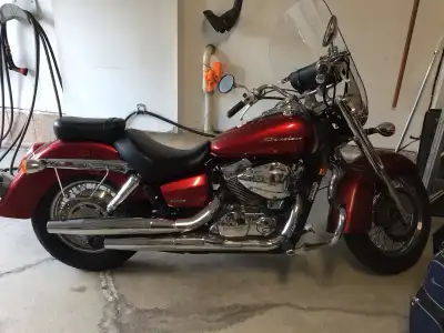 This 2011 Honda Shadow Aero features a reliable 745cc liquid-cooled V-twin engine, making it a fanta...