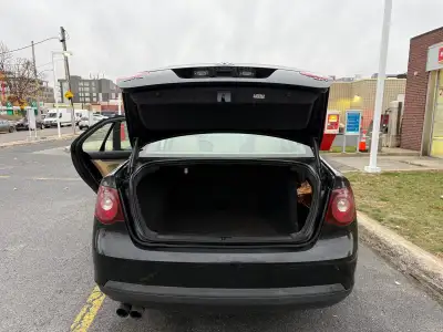 La voiture est en bon état et roule bien.