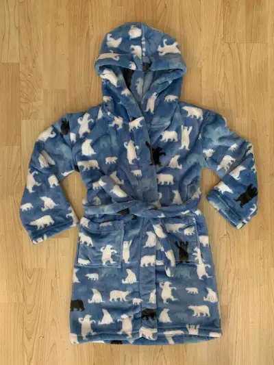 Neuf neuf neuf avec étiquette 1X peignoir bleu de marque HATLEY Taille L ou 6-7 ans Prix : 55. $ fer...