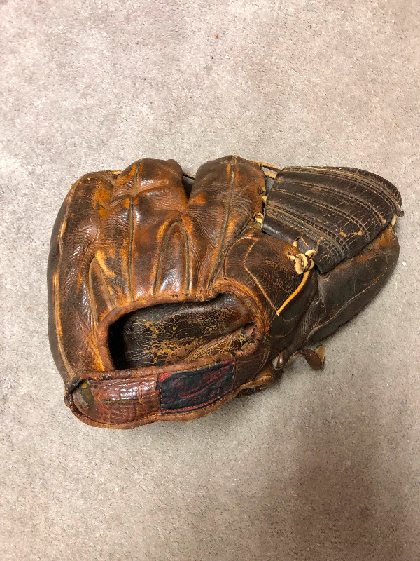 Vintage three fingered Baseball Glove in Arts & Collectibles in Ottawa
