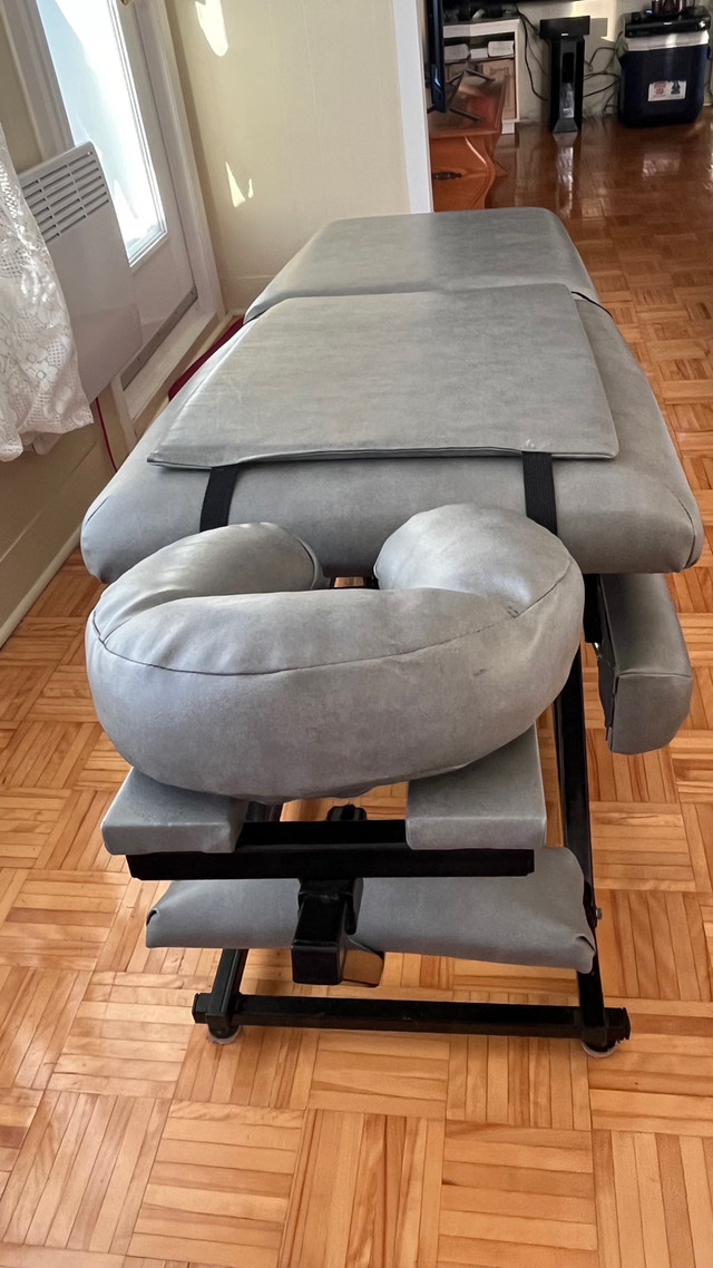 Table de massage pour physio ou massothérapie  dans Ventes de garage  à Ville de Québec