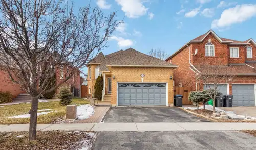 Beautiful lower unit of bungalow available for rent. This is not a regular basment apartment because...