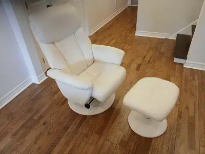 Ce fauteuil inclinable et pivotant blanc avec son repose-pieds assorti est en bon état et offre un c...