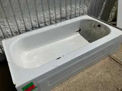 Bathtub is in used condition, has a few scratches. See photos. Can be elevated on a lift made from s...