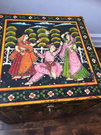 Vintage coffre rangement en bois, peint à la main. Inde