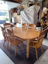 Ensemble de cuisine, table et 6 chaises, en bois, à vendre !!!