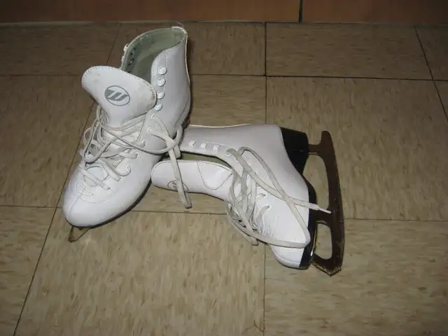 WinnWell Teens Ice Finger Skating Skates Size 8 US White in Skates & Blades in Ottawa - Image 5