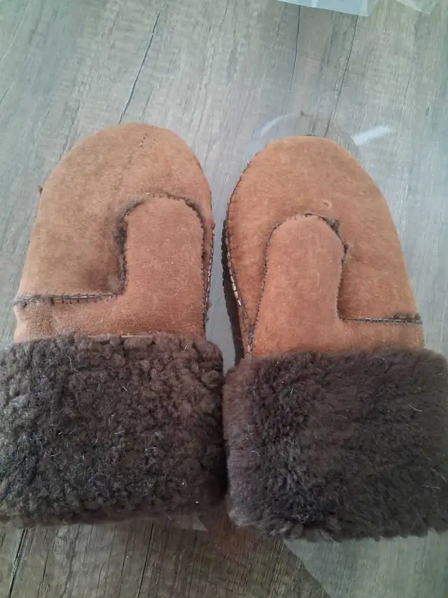 Recycled suede and fur mittens in Other in Winnipeg - Image 9