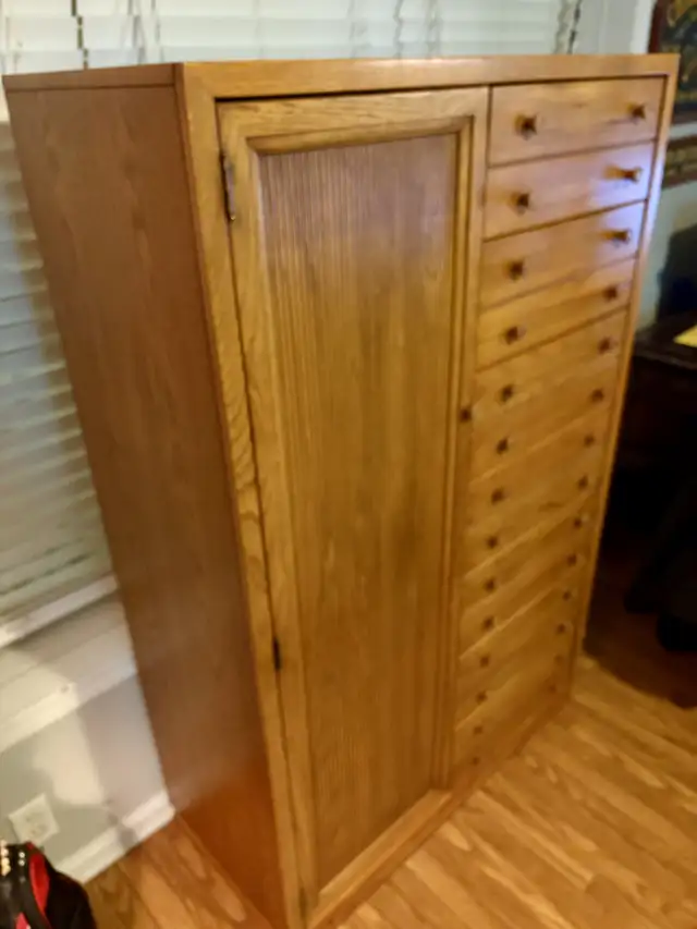Tall Stand Up Dresser in Dressers & Wardrobes in Oakville / Halton Region - Image 3