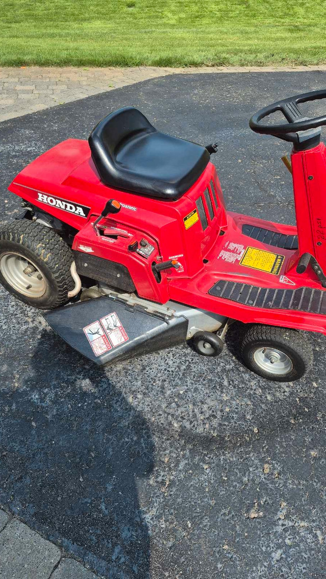 Honda Riding Lawnmower in Lawnmowers & Leaf Blowers in Ottawa