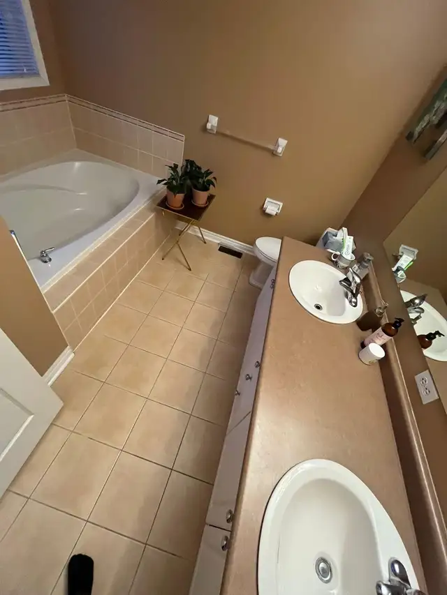 SHAREDROOM AVAILABLE IN MISSISSAUGA HEART OF CITY