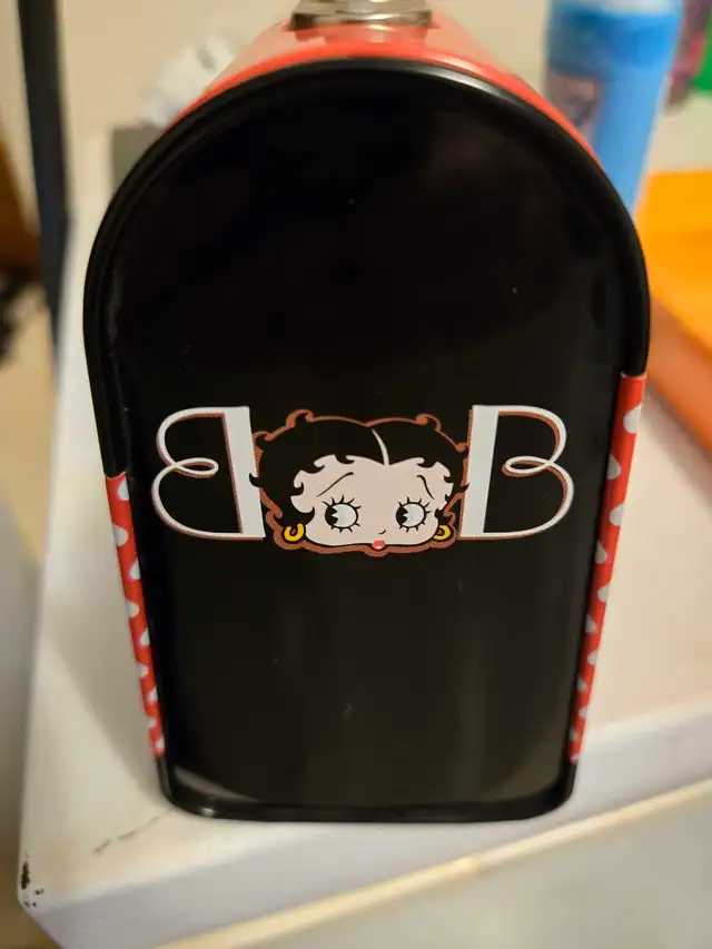 Betty Boop Metal Tin Purse in Arts & Collectibles in Markham / York Region - Image 3