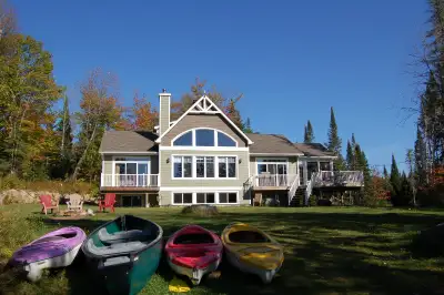 Nous avons 6 chalets disponible! Texto 514-969-3677 SITE WEB - www.lakefrontchalets.com 5 CAC www.la...