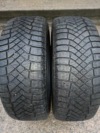 2 pneus d hiver en excellente condition pirelli ice zéro r 205 55 16. Prix 200$ non négociable 2 win...