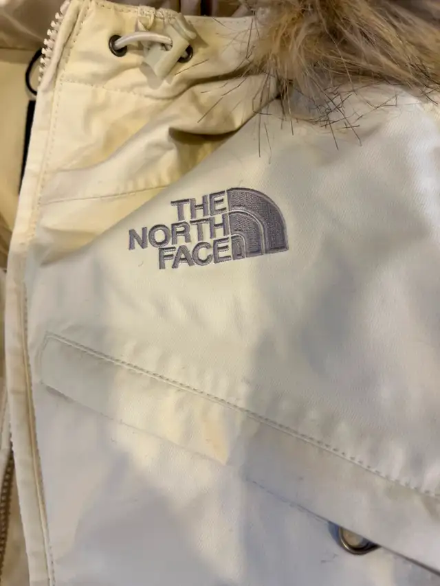 North Face Women's Winter Coat in Women's - Tops & Outerwear in City of Montréal - Image 5