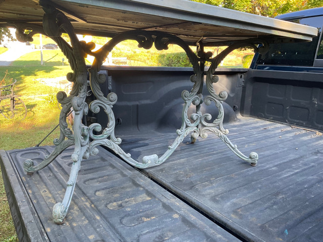 Vintage Cast Aluminum Table with 4 Chairs $500 in Patio & Garden Furniture in Trenton - Image 4
