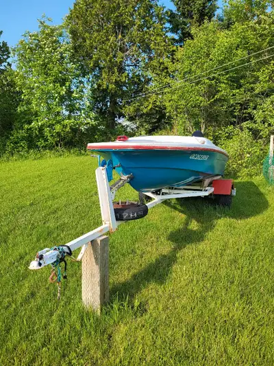Bateau comet 4place, Moteur mercury 50forces 2temps des année 80 Avec trailer. moteur vien d'être ne...