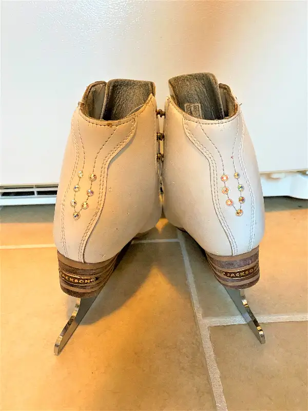 Jackson Competitor Figure Skates Girls Size 1.5 Patins Fille in Skates & Blades in City of Montréal - Image 6