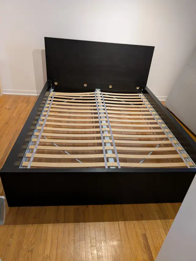 Base de lit Queen et matelas  IKEA in Beds & Mattresses in Longueuil / South Shore - Image 4