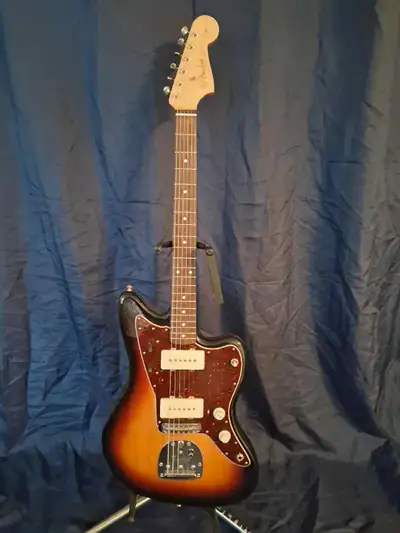 Fender Classic Player JazzMaster 2015 en excellente condition. Belle action et plutôt légère. Bridge...