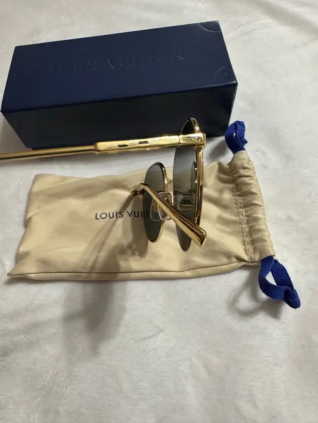 Louis Vuitton Gold and Black Sunglasses in Other in City of Toronto - Image 8