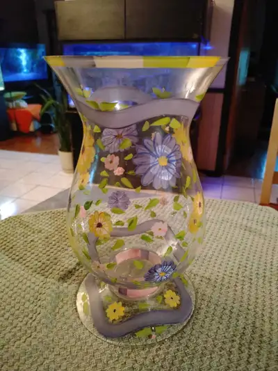Jolie vase en verre à motif fleuri vintage peint à la main 6 pouces de large et 11 pouces de haut,45...