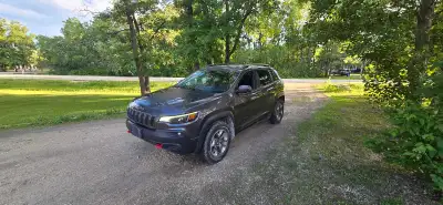 Private Sale 2019 Jeep Cherokee Trailhawk 3.2 v6 Fully Loaded Clean Title New Front and rear suspens...