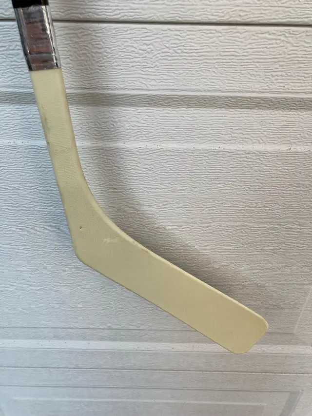 New Koho 242 Youth Street Hockey Sticks.  Left Shot in Hockey in City of Toronto - Image 8