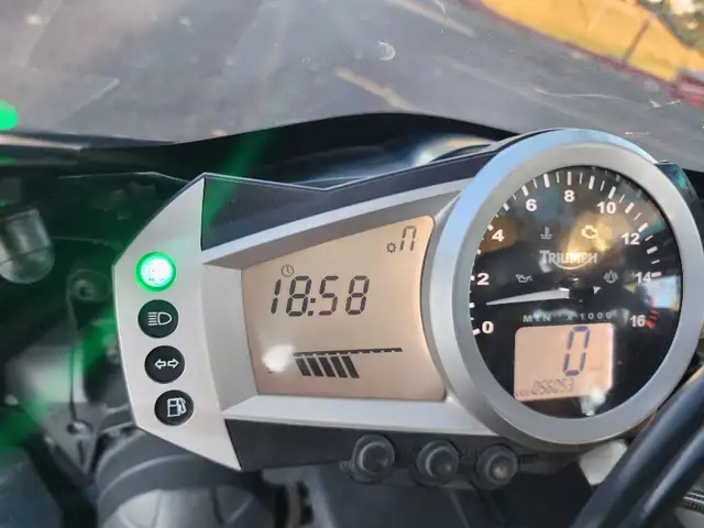 2007 Triumph Daytona in Sport Bikes in Calgary - Image 3