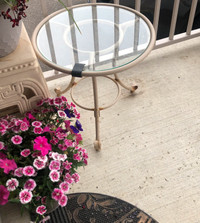 Round side table (outdoors)