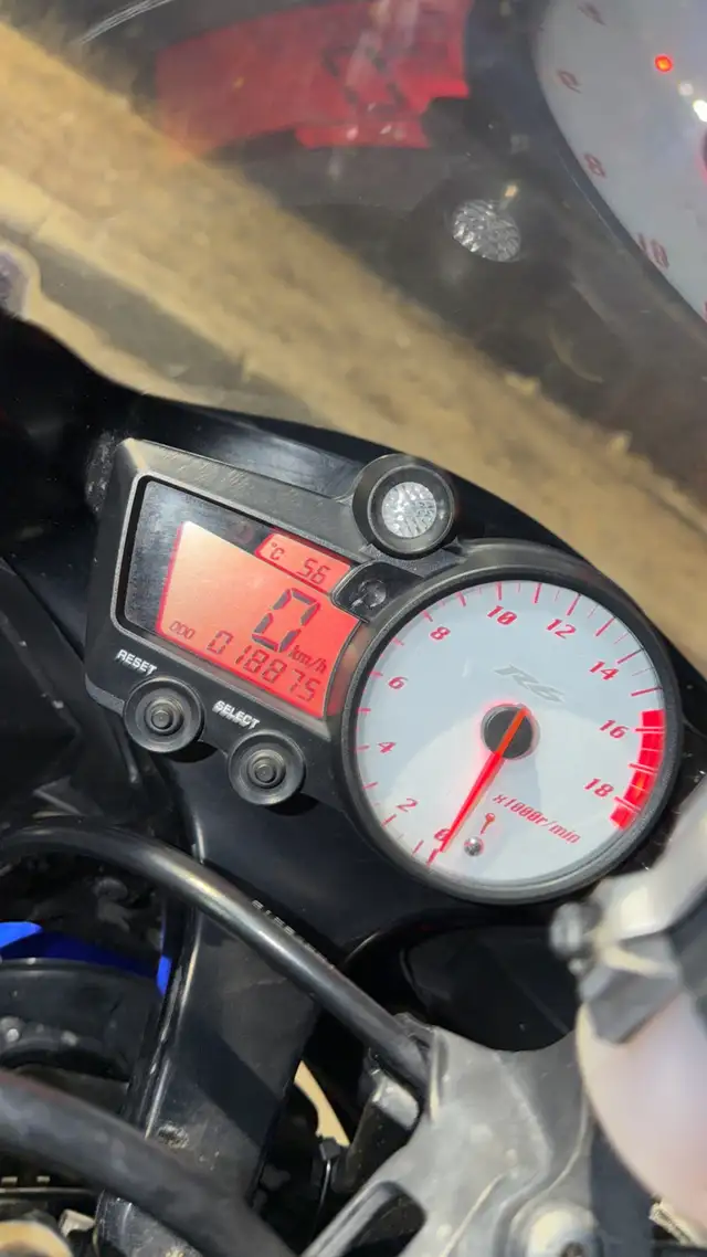 2005 Yamaha YZF-R6 **18,000KM** in Sport Bikes in Calgary - Image 6