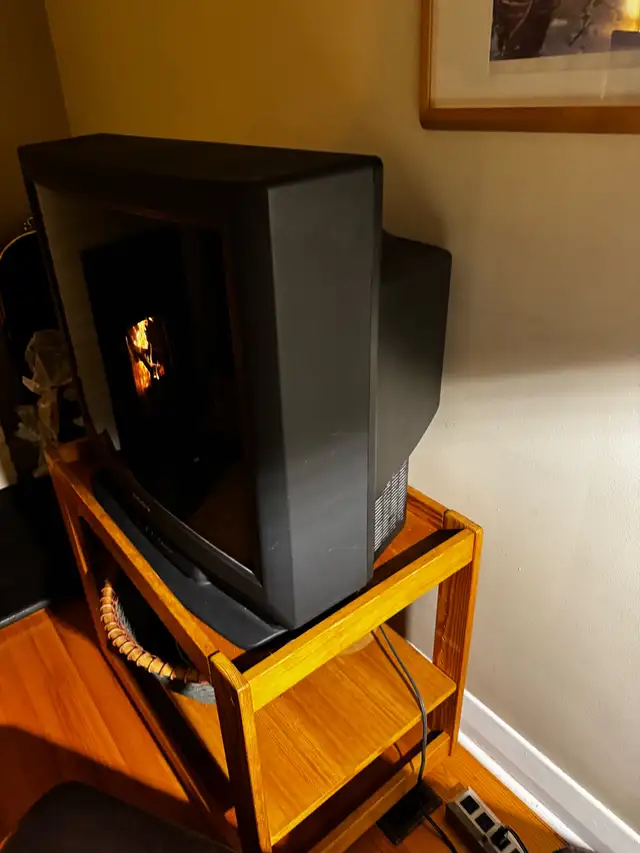 Sony KV-27S22 - retro gaming tv  in TVs in Ottawa - Image 3