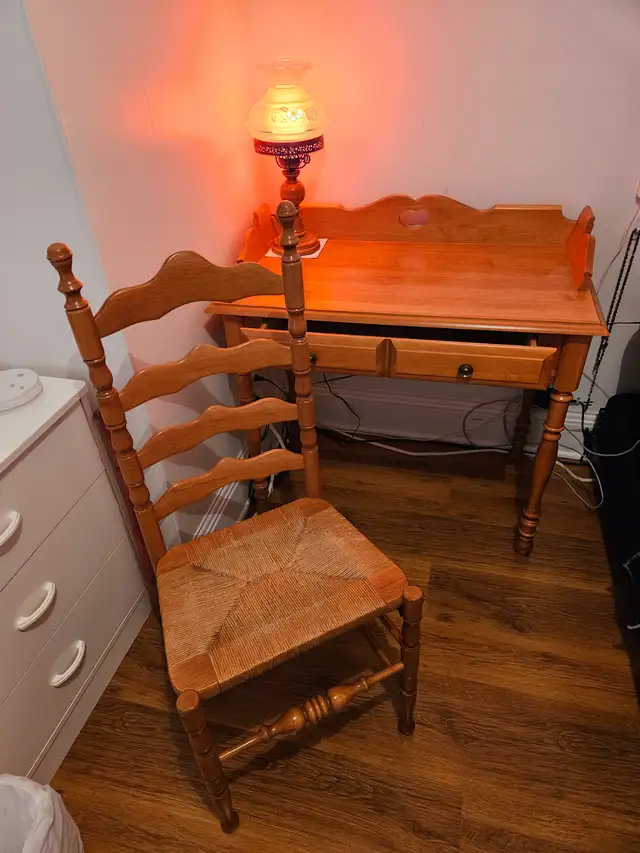 ensemble pupitre et chaise colonila Roxton in Desks in Edmundston - Image 5