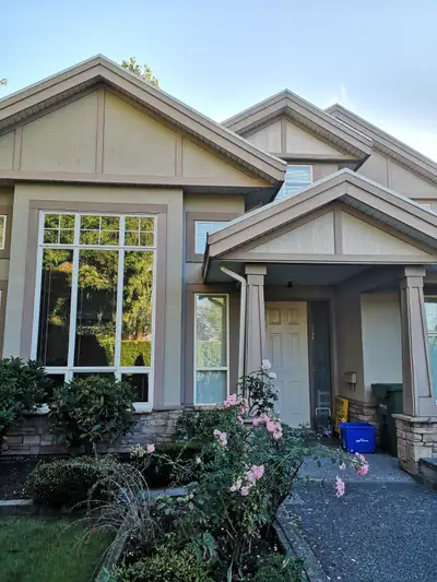 Great suite, very bright, renovated, hardwood floor, great kitchen and living room. Great location,...